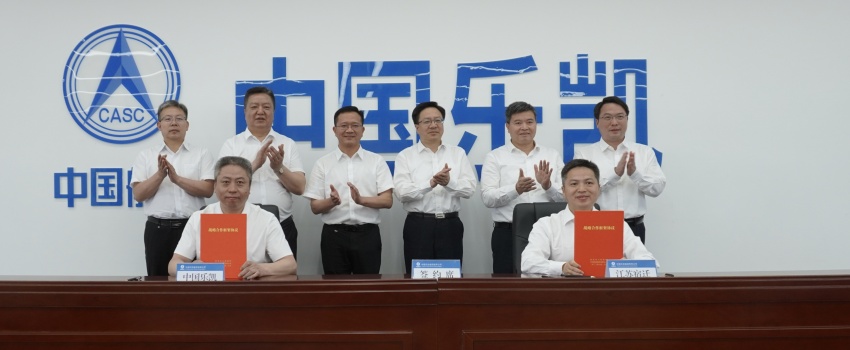 中國(guó)樂(lè)凱與宿遷市簽訂合作協(xié)議 侯景濱、李東會(huì)見(jiàn)宿遷市委書(shū)記陳忠偉并共同見(jiàn)證簽約